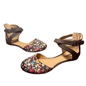 Soda Brown and Floral Closed Toe Sandals Size 9